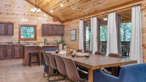 ein Esszimmer mit Tisch und eine Küche in der Unterkunft Bluestem Bluebell by AvantStay Incredible Views w Large Balcony Indoor Pool in Sevierville