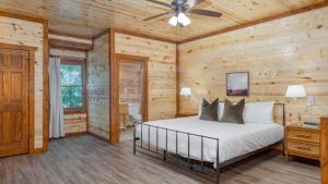 ein Schlafzimmer mit einem Bett und einem Deckenventilator in der Unterkunft Bluestem Bluebell by AvantStay Incredible Views w Large Balcony Indoor Pool in Sevierville + 31 Fotos