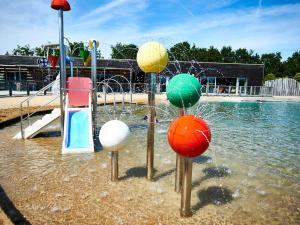 einen Wasserpark mit Wasserrutsche und Bällen in der Unterkunft Chalet familial au calme avec piscine près du lac du Jaunay, proche plages et activités. - FR-1-783-21 in La Chapelle-Hermier