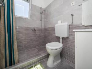 Ένα μπάνιο στο One Bedroom Apartment With Balcony A3