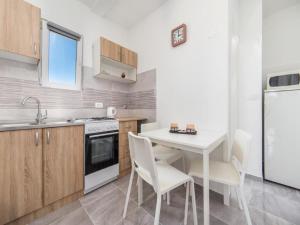 Η κουζίνα ή μικρή κουζίνα στο One Bedroom Apartment With Balcony A3