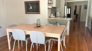 une table de salle à manger avec des chaises et une cuisine dans l'établissement Monterra Ave Magic, à Hawks Nest