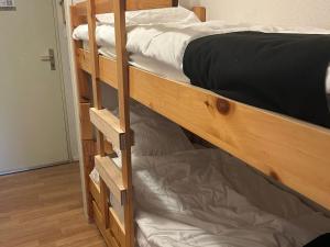 Postel nebo postele na pokoji v ubytování Studio Montagne au Pied des Pistes avec Parking - FR-1-814-128