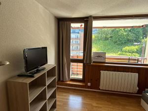 TV a/nebo společenská místnost v ubytování Studio Montagne au Pied des Pistes avec Parking - FR-1-814-128