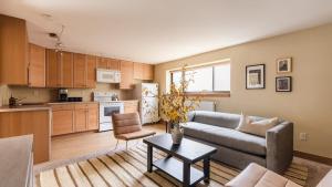 un soggiorno con un divano e un tavolo di Paddington by AvantStay Cozy Chic Ski Lodge Mins from Mountain a Breckenridge