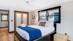 una camera da letto con un letto grande con una coperta blu di Paddington by AvantStay Cozy Chic Ski Lodge Mins from Mountain a Breckenridge