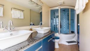 a bathroom with two sinks and a shower at Paddington by AvantStay Cozy Chic Ski Lodge Mins from Mountain in Breckenridge +30 photos