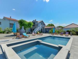 Πισίνα στο ή κοντά στο Apartments Franica with Heated Pool and Hot-Tub - Two Bedroom Apartment with Terrace