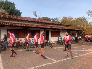 un grupo de personas de pie en un estacionamiento en Pousada Flat Royal - Flat 03, en Itapecerica 1 foto más