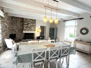 Un lugar para sentarse en Maison spacieuse avec jardin au cœur de Lomener - FR-1-813-7 10 fotos más