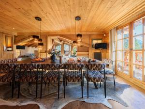 Un comedor con una mesa grande y sillas. en Chalet exquis à Courchevel 1850, près des pistes, jusqu'à 10 personnes - FR-1-772-5, en Courchevel