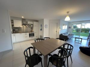 Φωτογραφία από το άλμπουμ του Appartement T3 PMR, 2 chambres, jardin privé, plage à pied, parking, internet 4G - FR-1-775-14 σε Sarzeau