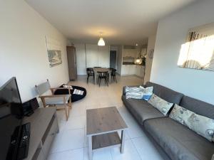 Φωτογραφία από το άλμπουμ του Appartement T3 PMR, 2 chambres, jardin privé, plage à pied, parking, internet 4G - FR-1-775-14 σε Sarzeau