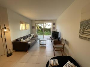 Φωτογραφία από το άλμπουμ του Appartement T3 PMR, 2 chambres, jardin privé, plage à pied, parking, internet 4G - FR-1-775-14 σε Sarzeau +15 φωτογραφίες