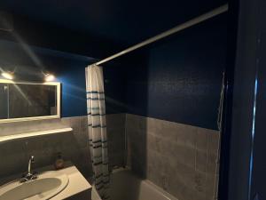 ein Badezimmer mit Waschbecken, Badewanne und Dusche in der Unterkunft Appartement duplex 4 pers, centre station, garage privé - FR-1-814-82 in Besse-et-Saint-Anastaise