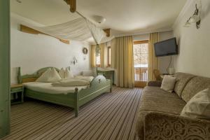 Tempat tidur dalam kamar di Hotel Garni Chasa Nova