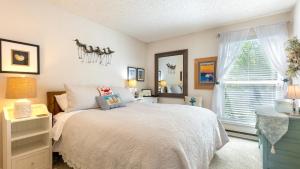 a bedroom with a bed and a window at Mutiny Bay Condo by AvantStay Walk to the Beach in Freeland +37 photos