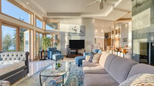 Ruang duduk di Orca Ridge on Resort Road by AvantStay A Views