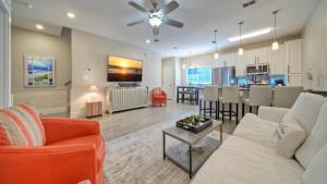 Una sala de estar y una cocina con un sofá y una mesa. en Resort Pool Walk to the Beach Island Views Little Beach House by AvantStay, en Port Aransas