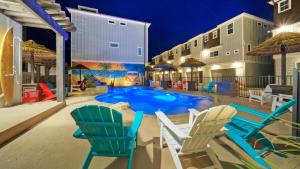 una piscina con 2 sillas y un parque infantil en Resort Pool Walk to the Beach Island Views Little Beach House by AvantStay, en Port Aransas