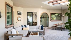 Khu vực ghế ngồi tại Villa Verbena by AvantStay Expansive Estate w B-ball Court PoolSpa Entertainers Yard