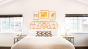 Un dormitorio con una cama grande con dos mesitas de noche. en Sand Castle by AvantStay Beach House on Balboa Peninsula w Patio Hot Tub, en Newport Beach