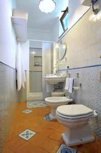 サンタガータ・スイ・ドゥエ・ゴルフィにあるAmore Rentals - Casa Nandoのバスルーム(トイレ、洗面台付)