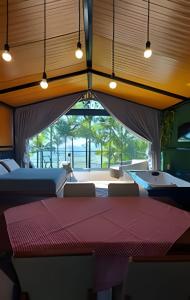 a dining room with a table and chairs and a window at Cabana Vista Ilha/Santo Amaro da Imperatriz in Santo Amaro da Imperatriz