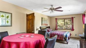 Schlafzimmer mit einem Tisch, einem Bett und einem Deckenventilator in der Unterkunft Beautifully Remodeled Kitchen Peaceful Mountain Views Sutter by AvantStay in Blue Jay