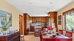 eine Küche mit einem Holztisch mit Stühlen und einem Esszimmer in der Unterkunft Beautifully Remodeled Kitchen Peaceful Mountain Views Sutter by AvantStay in Blue Jay