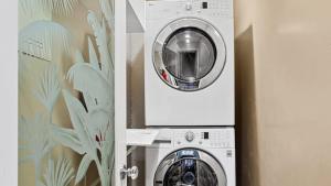 eine Waschmaschine und einen Trockner in einem Zimmer in der Unterkunft Beautifully Remodeled Kitchen Peaceful Mountain Views Sutter by AvantStay in Blue Jay