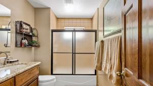 ein Badezimmer mit Dusche, Toilette und Waschbecken in der Unterkunft Beautifully Remodeled Kitchen Peaceful Mountain Views Sutter by AvantStay in Blue Jay + 22 Fotos