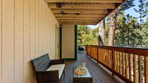 eine Veranda mit einem Tisch und Stühlen auf einer Terrasse in der Unterkunft Beautifully Remodeled Kitchen Peaceful Mountain Views Sutter by AvantStay in Blue Jay