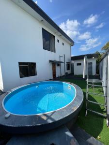 パラマリボにあるCozy home Northの家の庭にあるプール