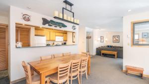 Η κουζίνα ή μικρή κουζίνα στο Lulu City 4B by AvantStay Beautiful Condo 100 yards from Lift 7 Permit :3639
