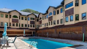 Πισίνα στο ή κοντά στο Lulu City 4B by AvantStay Beautiful Condo 100 yards from Lift 7 Permit :3639