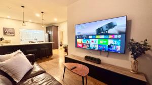 Μια τηλεόραση ή/και κέντρο ψυχαγωγίας στο Modern Home, Unwind in a Prime Location