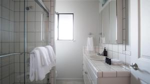 Koupelna v ubytování Vino Blanco by AvantStay Private Wine Country Home w Mtn Views Deck