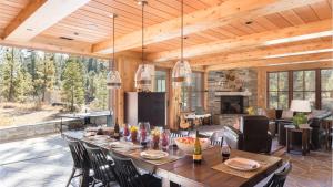 Nápoje v ubytování Hunter by AvantStay Riverfront Cabin w Prvt Cottage 5Mins from Palisades