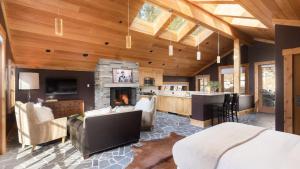 TV a/nebo společenská místnost v ubytování Hunter by AvantStay Riverfront Cabin w Prvt Cottage 5Mins from Palisades