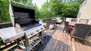 Gallery image of The Nest at Pinecrest by AvantStay Spacious Deck Game Room Fire Pit in Pocono Pines +41 photos