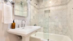 Ένα μπάνιο στο Crystal Cove by AvantStay Gorgeous Charming Newport Home +20 φωτογραφίες