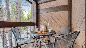 un tavolino e delle sedie su un balcone di Arroyo by AvantStay Peaceful Mountain Townhouse w Large Private Balcony a Kingswood Estates
