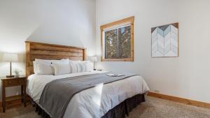 una camera da letto con un letto grande e una finestra di Arroyo by AvantStay Peaceful Mountain Townhouse w Large Private Balcony a Kingswood Estates Altre 35 foto