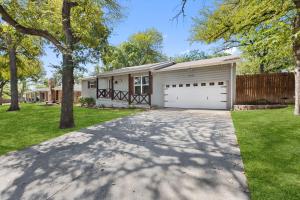 ノース・リッチランド・ヒルズにあるDFW Mid-Cities Oasis with Pool, Hot Tub and Fire Pitの私道付きガレージのある家
