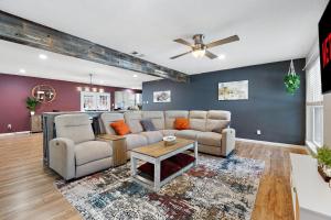 ノース・リッチランド・ヒルズにあるDFW Mid-Cities Oasis with Pool, Hot Tub and Fire Pitのソファとテーブルのあるリビングルーム
