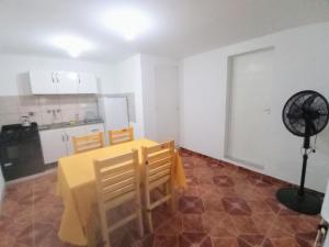Η κουζίνα ή μικρή κουζίνα στο Cerca de todo