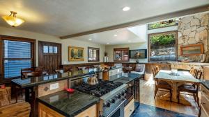 Kuchyň nebo kuchyňský kout v ubytování Red Hawk by AvantStay Charming Cabin w Theatre Spa 5mins to Deer Valley Mtn