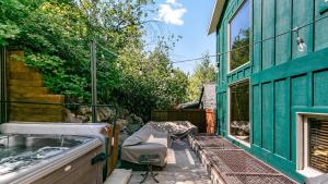 Fotografie z fotogalerie ubytování Red Hawk by AvantStay Charming Cabin w Theatre Spa 5mins to Deer Valley Mtn v destinaci Park City