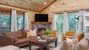 ein Wohnzimmer mit Couch und Kamin in der Unterkunft Bluebell by AvantStay Incredible Views w Large Balcony Indoor Pool in Sevierville